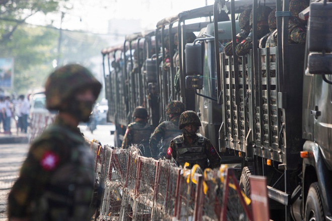 Đoàn xe của quân đội Myanmar bị đánh bom