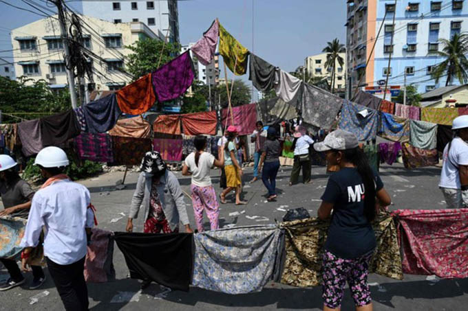 Vì sao người biểu tình Myanmar treo quần áo phụ nữ trên đường phố?