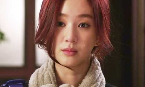 'Này chồng, anh đã cài nhầm khuy áo cho cô ấy rồi đấy!'