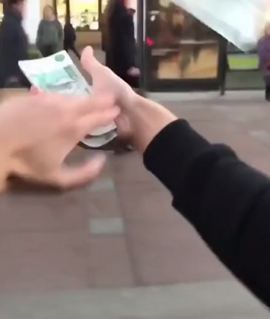Video: Thanh niên Nga ngồi xe sang, ném tiền qua cửa sổ