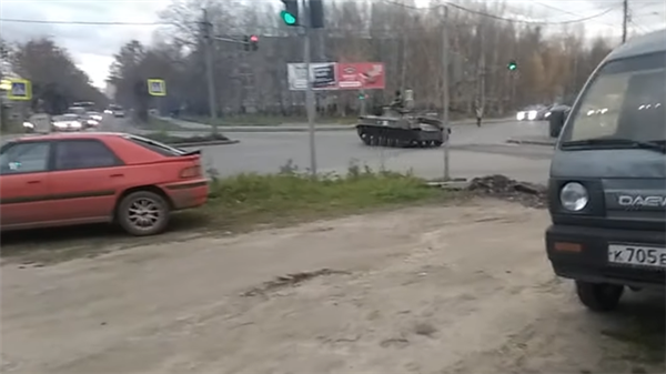 Video thiết giáp Nga vượt đèn đỏ, đâm thẳng ô tô trên đường