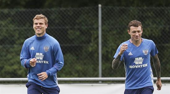 Rời Euro sớm, hai tuyển thủ Nga tiệc tùng tưng bừng