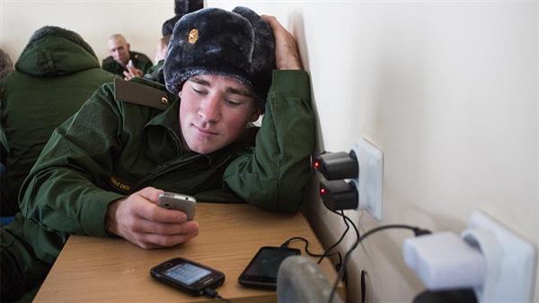 Dự luật của Nga cấm binh sĩ sử dụng điện thoại thông minh khi làm nhiệm vụ
