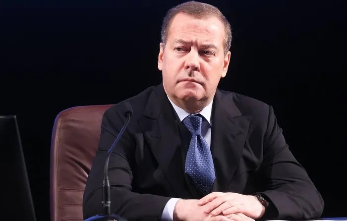 Ông Medvedev cảnh báo Nga có thể trang bị vũ khí cho đối thủ của Mỹ