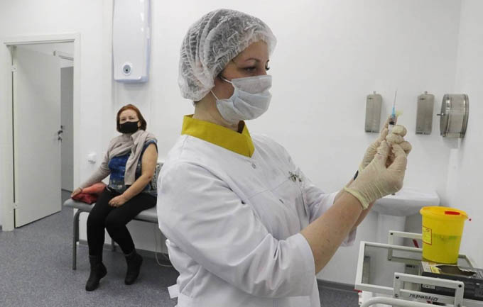 Điện Kremlin kêu gọi người Nga tiêm vaccine phòng Covid-19