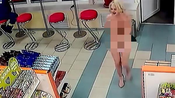 Nga: Cô gái khỏa thân thản nhiên vào siêu thị mua đồ