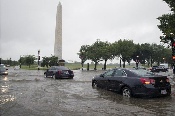 Video nước tràn vào Nhà Trắng sau trận mưa lớn ở Washington D.C