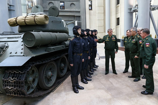 Nga thi tuyển kíp lái xe tăng T-34, 13 người chọn một