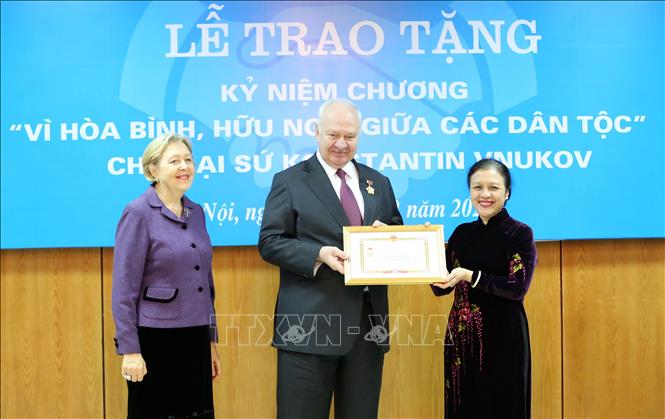 Trao tặng kỷ niệm chương cho Đại sứ Liên bang Nga tại Việt Nam