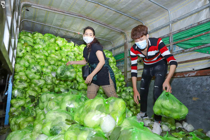Nghệ sĩ Việt thức xuyên đêm bốc vác 20 tấn rau củ giúp Hải Dương