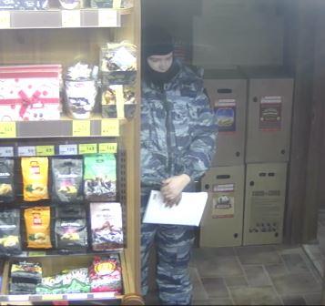 Moskva: Cảnh sát bắt tạm giữ nghi phạm lừa đảo trong cửa hàng rượu bia