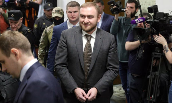Nghị sỹ Nga bị bắt ngay giữa phiên họp Thượng viện với cáo buộc giết người