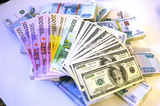 Chuyên gia dự báo tình trạng thiếu hụt ngoại tệ tại Nga trong vài tháng tới