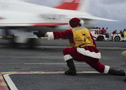 Ngỡ ngàng cách lính Mỹ đón Giáng sinh trên... hàng không mẫu hạm