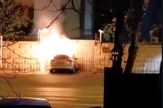 Ô tô lao vào cổng Đại sứ quán Nga bốc cháy, 1 người tử vong