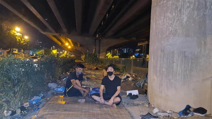 Lao động thất nghiệp nằm vạ vật dưới gầm cầu ở Hà Nội: Lãnh đạo quận nói gì?