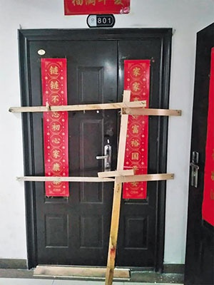 Người Hàn tại Trung Quốc bị hàng xóm chặn cửa, nhốt trong nhà
