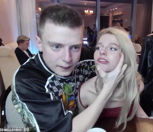 Nữ người mẫu Nga bị đánh đập khi đang livestream