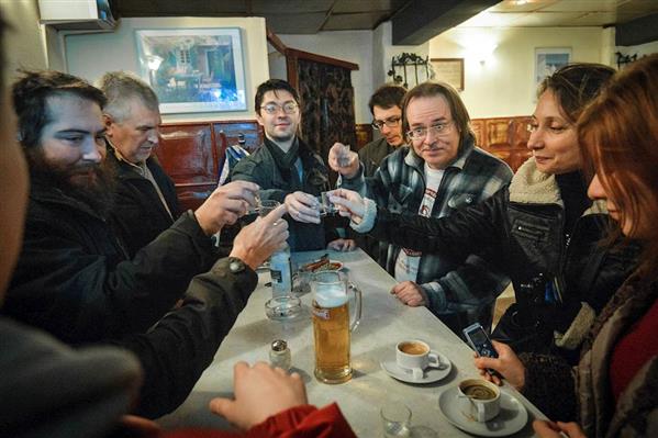 Vì sao người Nga ngày càng uống rượu và hút thuốc lá ít đi?