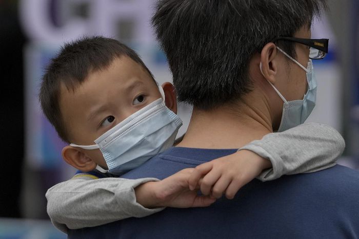 Số ca mắc cộng đồng mới của Trung Quốc tăng gấp đôi sau 24 giờ
