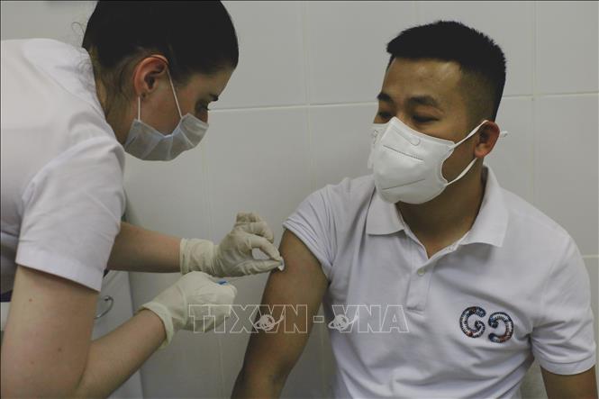 Người Việt tại Nga tiêm vaccine ngừa COVID-19 lần thứ hai