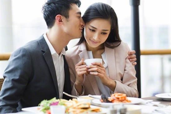 Vừa mở quà kỷ niệm 8 năm ngày cưới ra, tôi đã phải... tái mặt