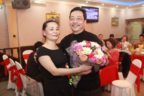 Đoàn nghệ sĩ Nhà hát kịch Hà Nội tới thăm và giao lưu với bà con chợ Sadovod