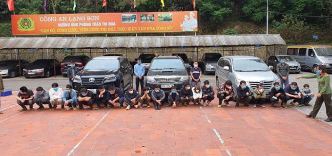 Kiểm tra 3 ô tô, phát hiện 20 người nước ngoài nhập cảnh trái phép vào Việt Nam