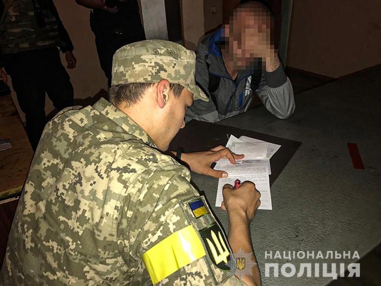 Đột kích quán bar ở Kiev, Ukraine tuyển được hơn 200 tân binh