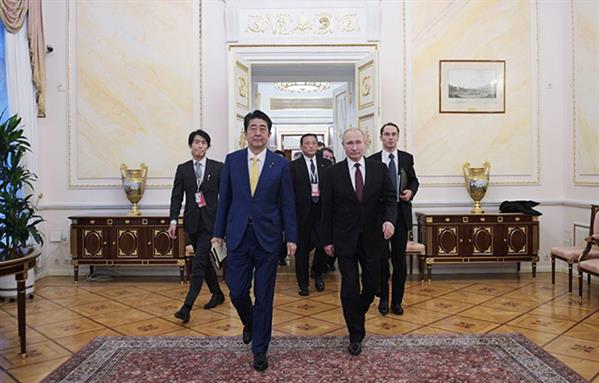 Tổng thống Putin dẫn Thủ tướng Nhật Bản thăm phòng làm việc trong Điện Kremlin