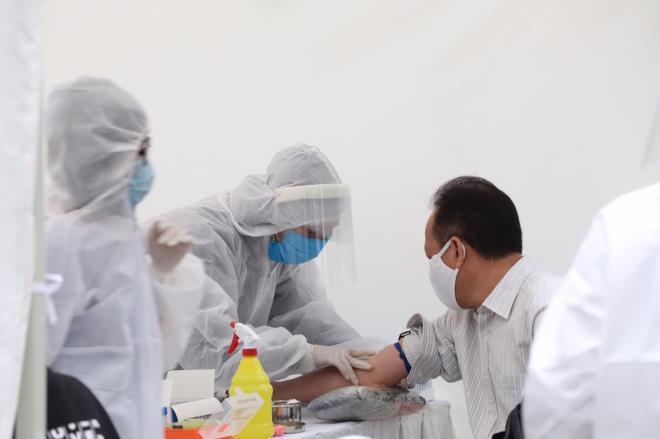Việt Nam có bao nhiêu người nhiễm SARS-CoV-2?
