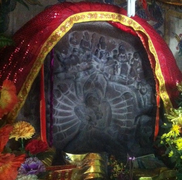 Chuyện ly kỳ về hòn đá được 'mặc áo' chữa khỏi bệnh?