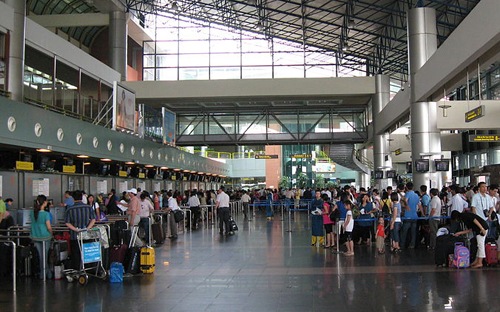 Tạm giữ lượng lớn hàng lậu tại sân bay Nội Bài