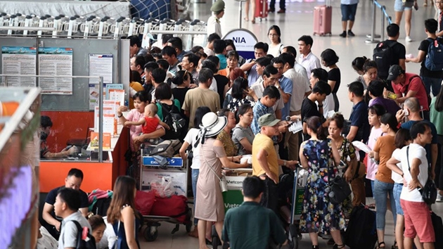 Náo loạn tại sân bay Nội Bài khi phát hiện 2 người Trung Quốc có biểu hiện sốt cao