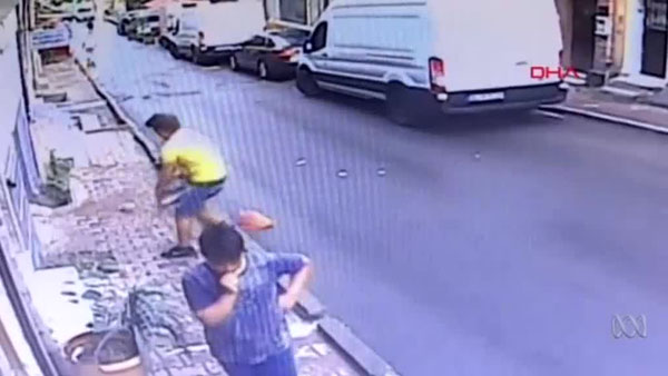 Video: Người đàn ông đỡ được bé gái rơi từ tầng cao xuống đất