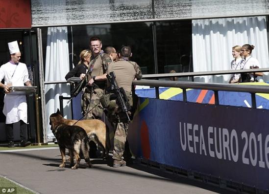 NÓNG: Cảnh sát cho nổ túi đồ nghi là bom ngay gần xe bus chở tuyển Pháp