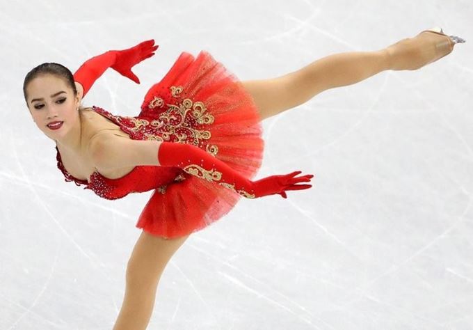 VĐV trượt băng Nga xinh như hoa hậu gây sốc khi giải nghệ tuổi 17