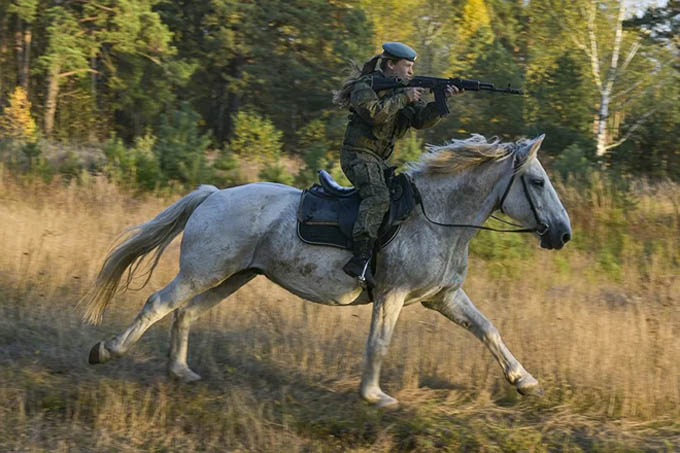 Nữ binh Nga trong chùm ảnh đầy bản lĩnh trên lưng ngựa: Ai nói kỵ binh đã ''hết thời''?