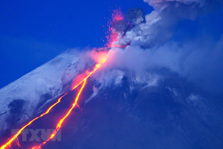 Hình ảnh núi lửa ở Kamchatka của Nga tuôn trào dung nham