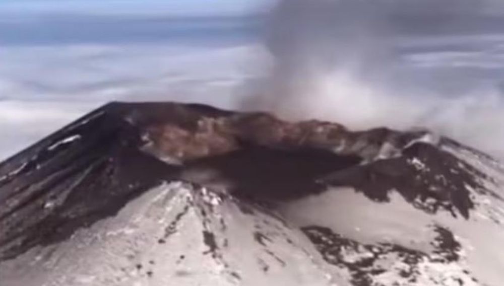 Núi lửa Klyuchevskoy phun trào sau động đất có độ lớn 8,8 ở Kamchatka