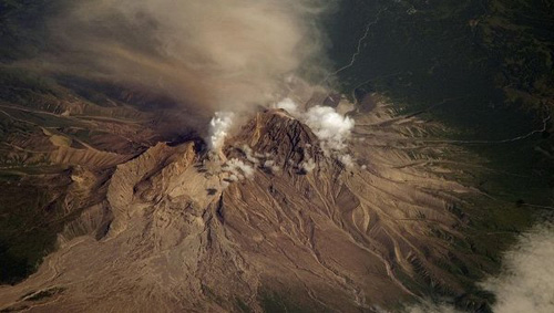 Núi lửa Shiveluch, Nga phun trào tro bụi cao 9.000m