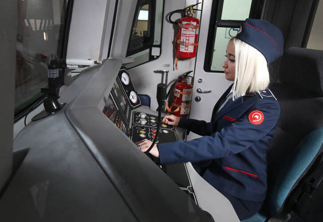 Nga có những nữ lái tàu điện đầu tiên đi làm trong tàu điện ngầm