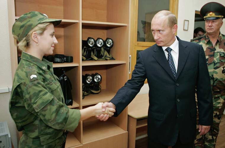 Điều ít biết về những nữ quân nhân xinh đẹp trong Quân đội Nga