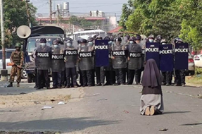 Ảnh nữ tu quỳ gối xin cảnh sát dừng trấn áp người biểu tình chấn động Myanmar