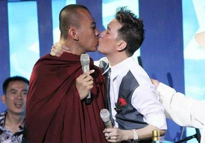 Vụ “khóa môi” nhà sư: Đàm Vĩnh Hưng có thể bị cấm diễn