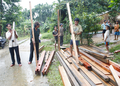 Dân ùn ùn bỏ về xuôi, chuyển vào rừng vì sợ động đất ở Quảng Nam