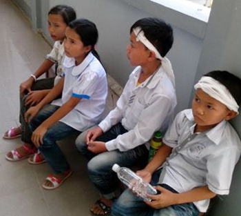 Xúc động cảnh con nạn nhân vỗ về con hung thủ ngoài hành lang tòa án