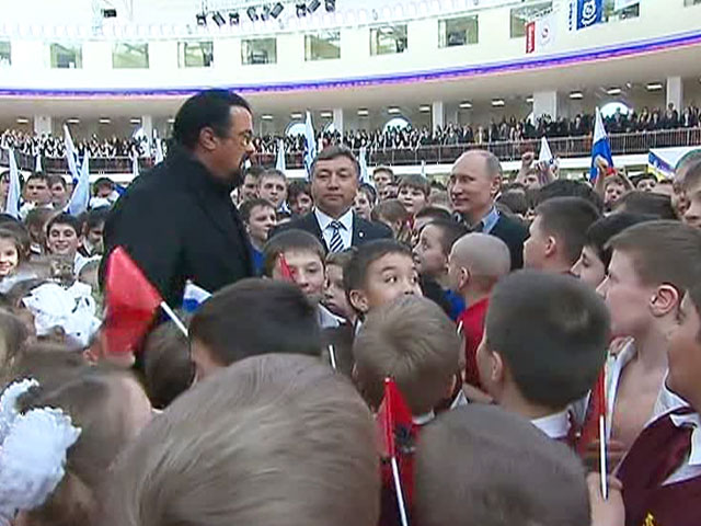 Tổng thống Putin và siêu sao điện ảnh Steven Segal khánh thành cung thể thao ở Matxcova