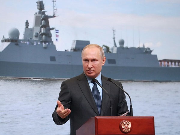 Tổng thống Putin tham dự lễ hạ thủy hai tàu khu trục ở miền bắc nước Nga
