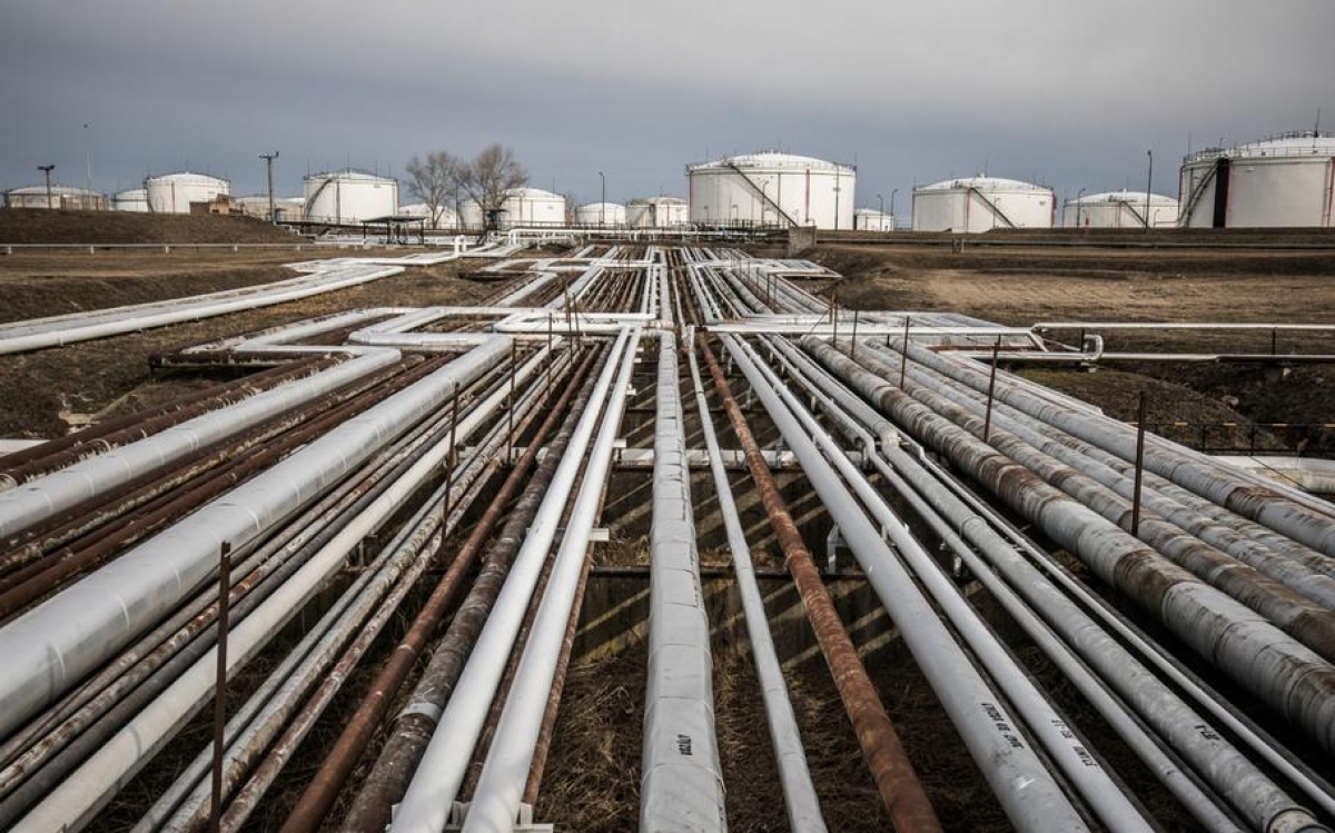 Cuộc chiến dầu mỏ giữa Nga và EU: Ai sẽ là ''gà''?